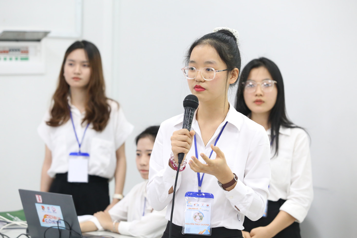 Bạn trẻ thực hiện phần thuyết trình kết quả nghiên cứu tại vòng Chung kết. Bạn trẻ thực hiện phần thuyết trình kết quả nghiên cứu tại vòng Chung kết.