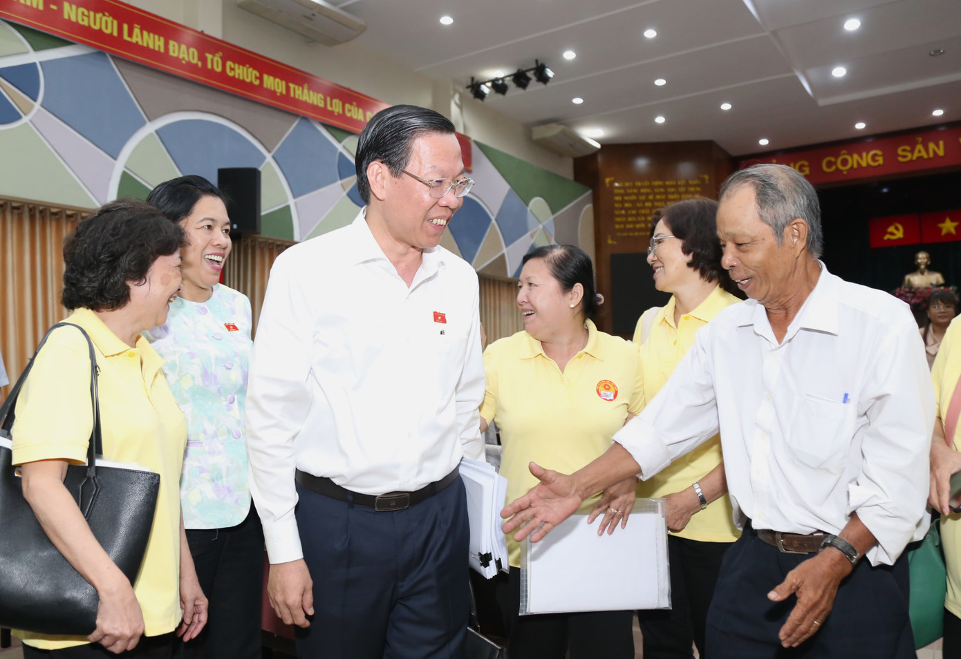 Ông Phan Văn Mãi cùng bà con cử tri. (Ảnh: Ngô Tùng) Ông Phan Văn Mãi cùng bà con cử tri. (Ảnh: Ngô Tùng)