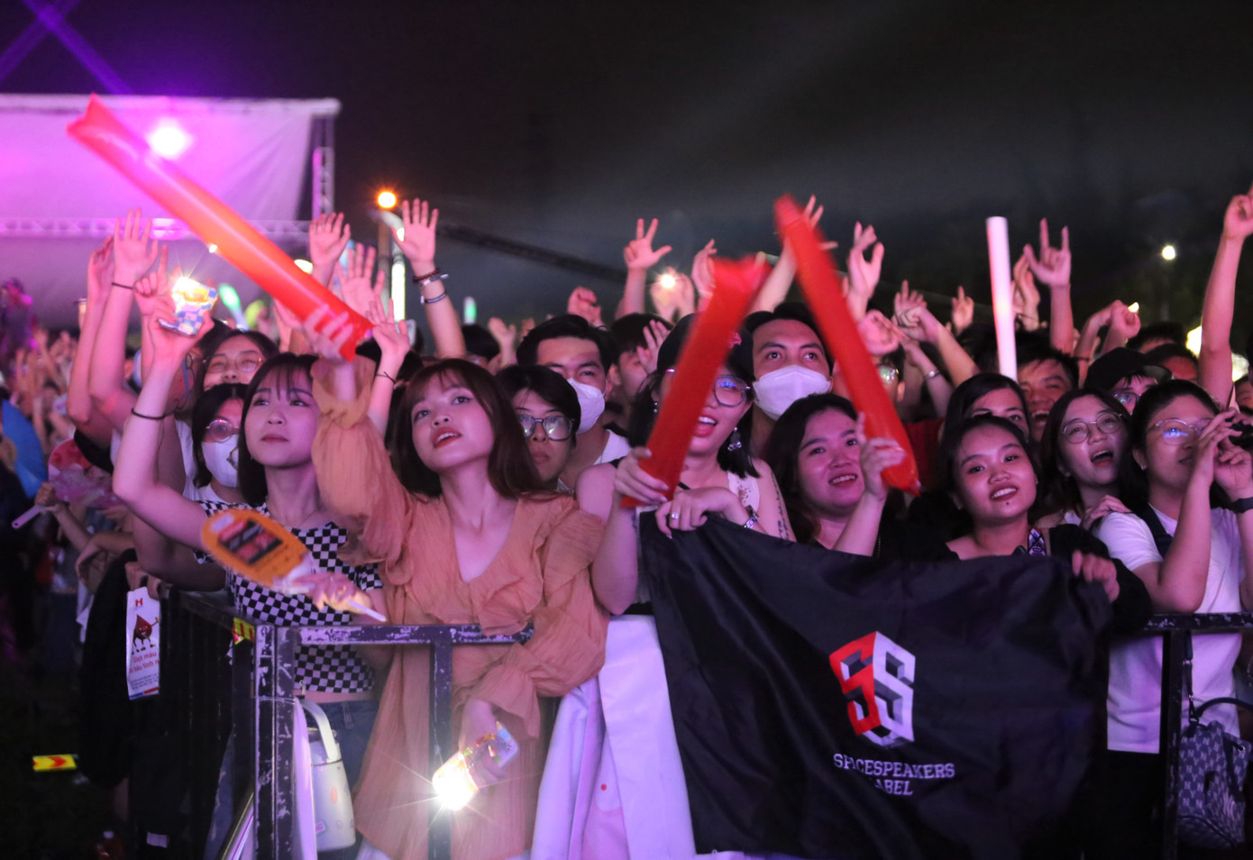 Đêm nhạc với sân khấu ngoài trời thu hút cả vạn khán giả sinh viên.