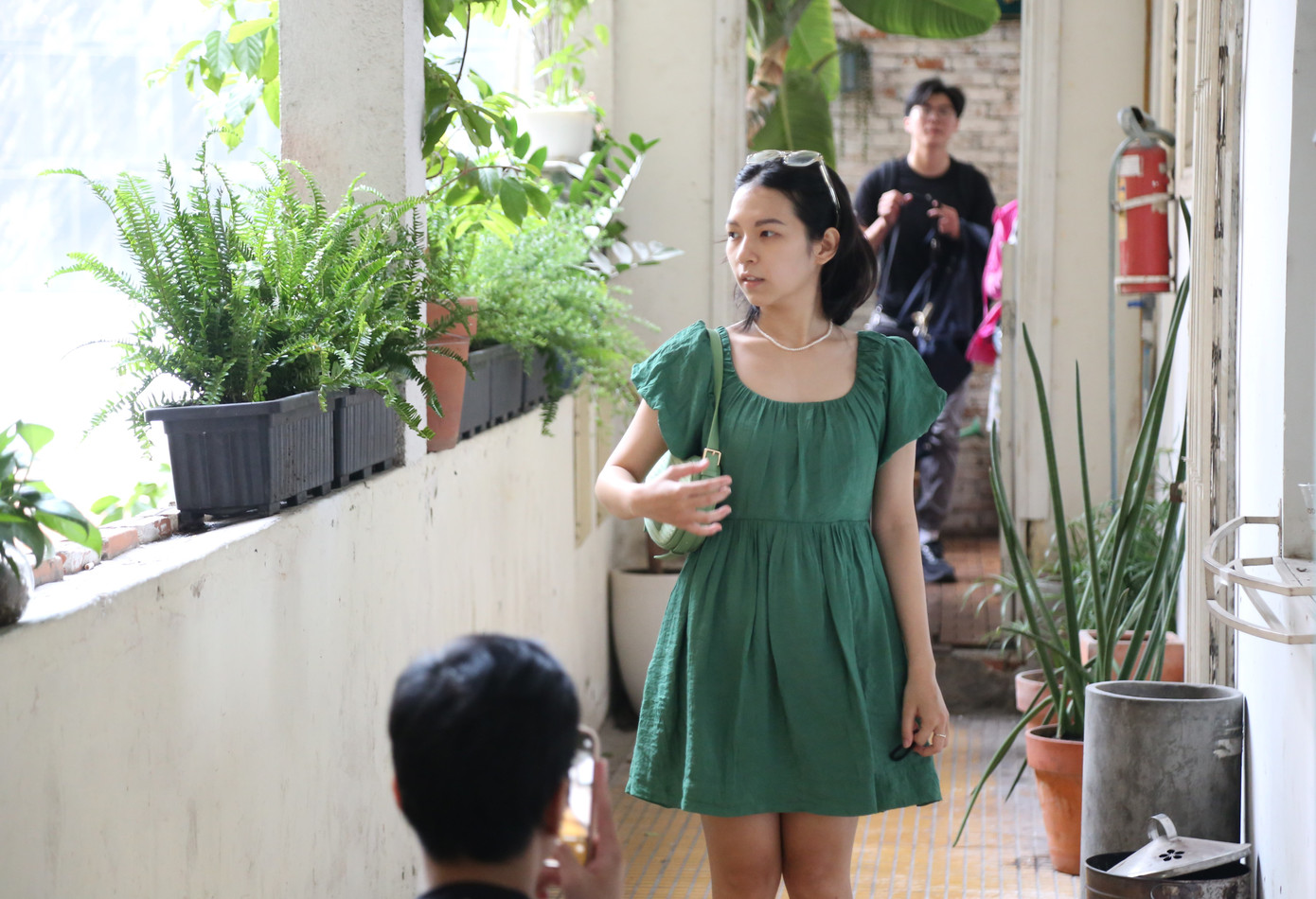 Cô gái trẻ giữa không gian thiên nhiên xanh mướt. Cô gái trẻ giữa không gian thiên nhiên xanh mướt.