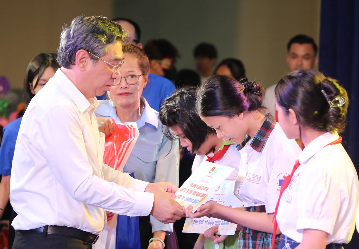 Phó Bí thư Thành ủy TPHCM Nguyễn Phước Lộc trao bảng hỗ trợ học bổng và dụng cụ học tập cho trẻ bị ảnh hưởng của COVID-19. Ảnh: Ngô Tùng