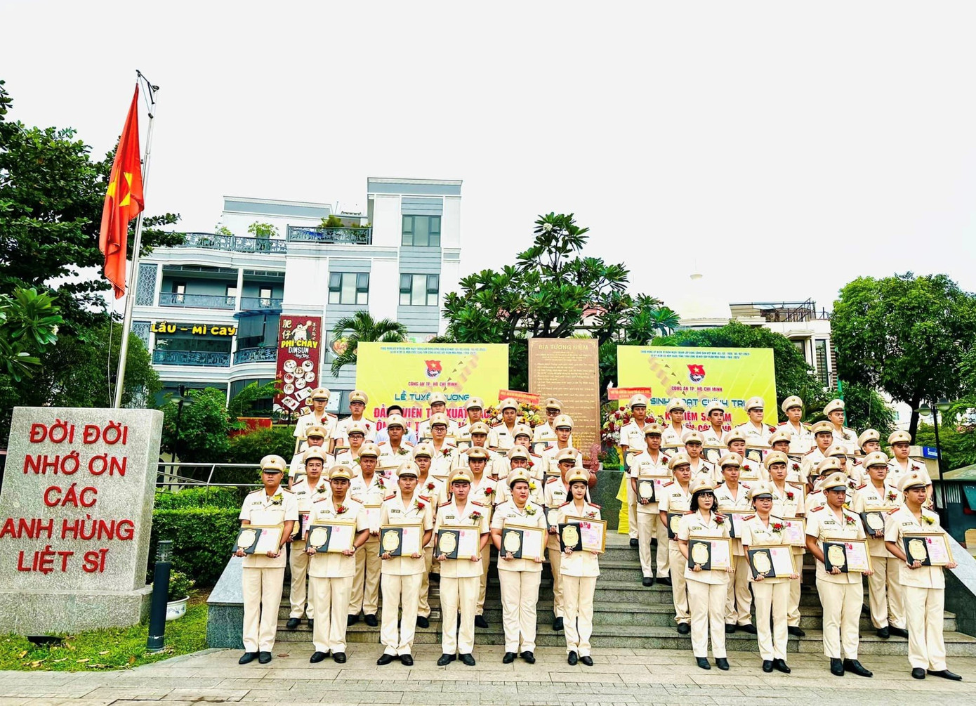 55 cán bộ, đảng viên trẻ Công an TPHCM nhận khen thưởng dịp đầu năm mới 2023.