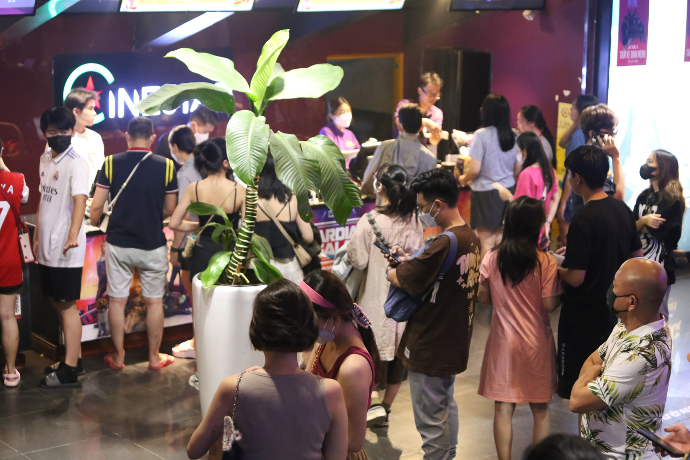 Đa phần khán giả đến rạp để đón xem những tác phẩm hot của điện ảnh Việt như Lật mặt 6: Tấm vé định mệnh của đạo diễn Lý Hải hay Con Nhót mót chồng của nhà sản xuất Thu Trang cùng ''vua phòng vé'' Thái Hòa.