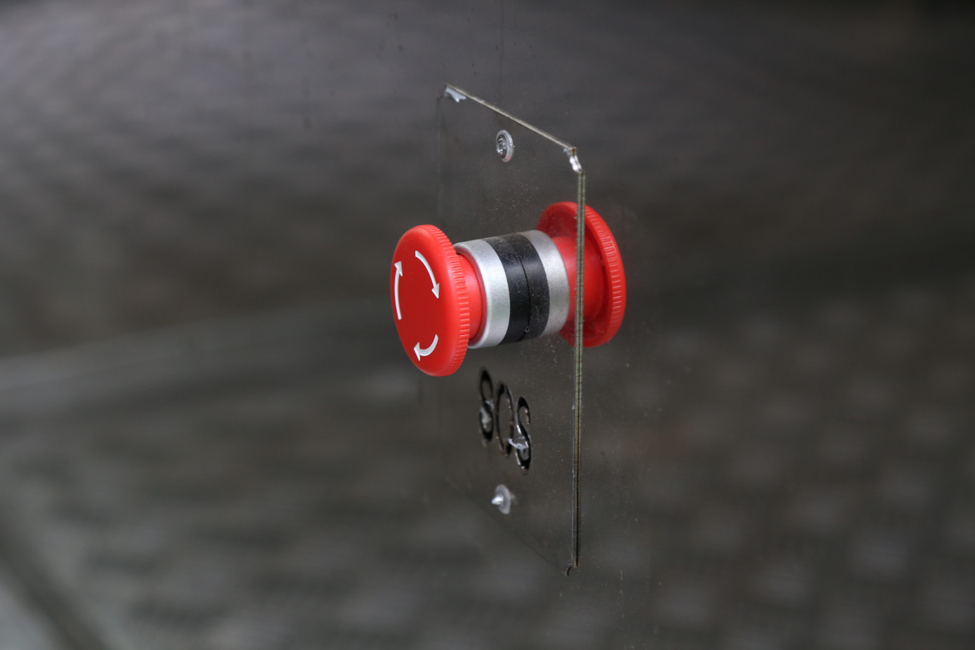 Nút báo động được lắp bên trong, khi người sử dụng cần hỗ trợ thì ấn nút và chuông báo động bên ngoài sẽ reo lên. Nút báo động được lắp bên trong, khi người sử dụng cần hỗ trợ thì ấn nút và chuông báo động bên ngoài sẽ reo lên.