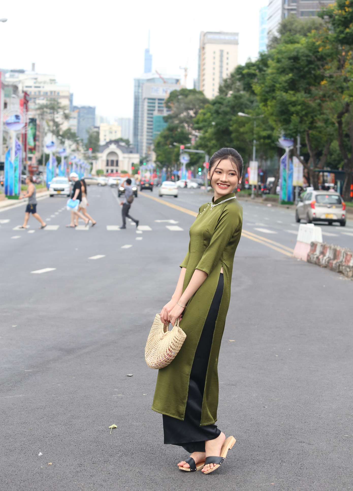 Khoe dáng với áo dài xưa, đôi guốc mộc.