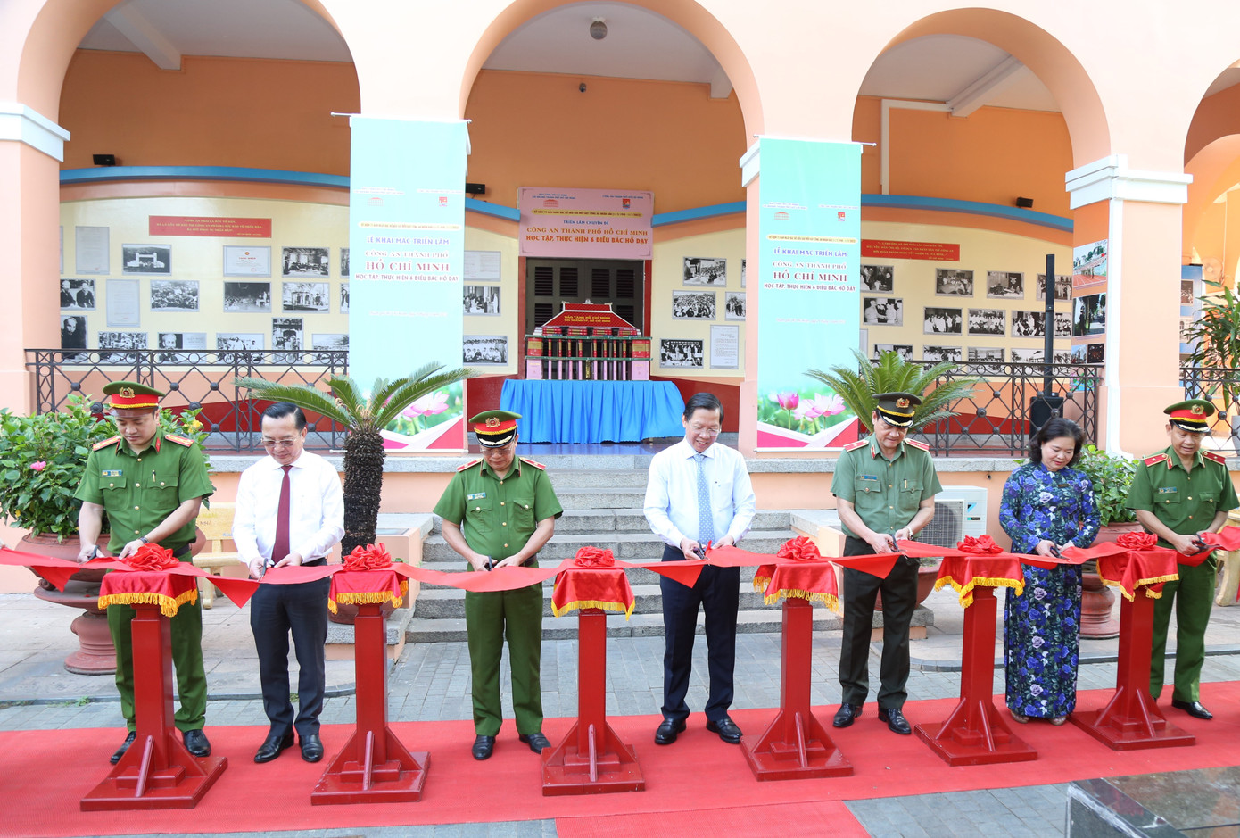 Chủ tịch UBND TPHCM Phan Văn Mãi cùng lãnh đạo Công an TPHCM cắt băng khai mạc triển lãm ảnh “Công an TPHCM học tập, thực hiện sáu điều Bác Hồ dạy”.