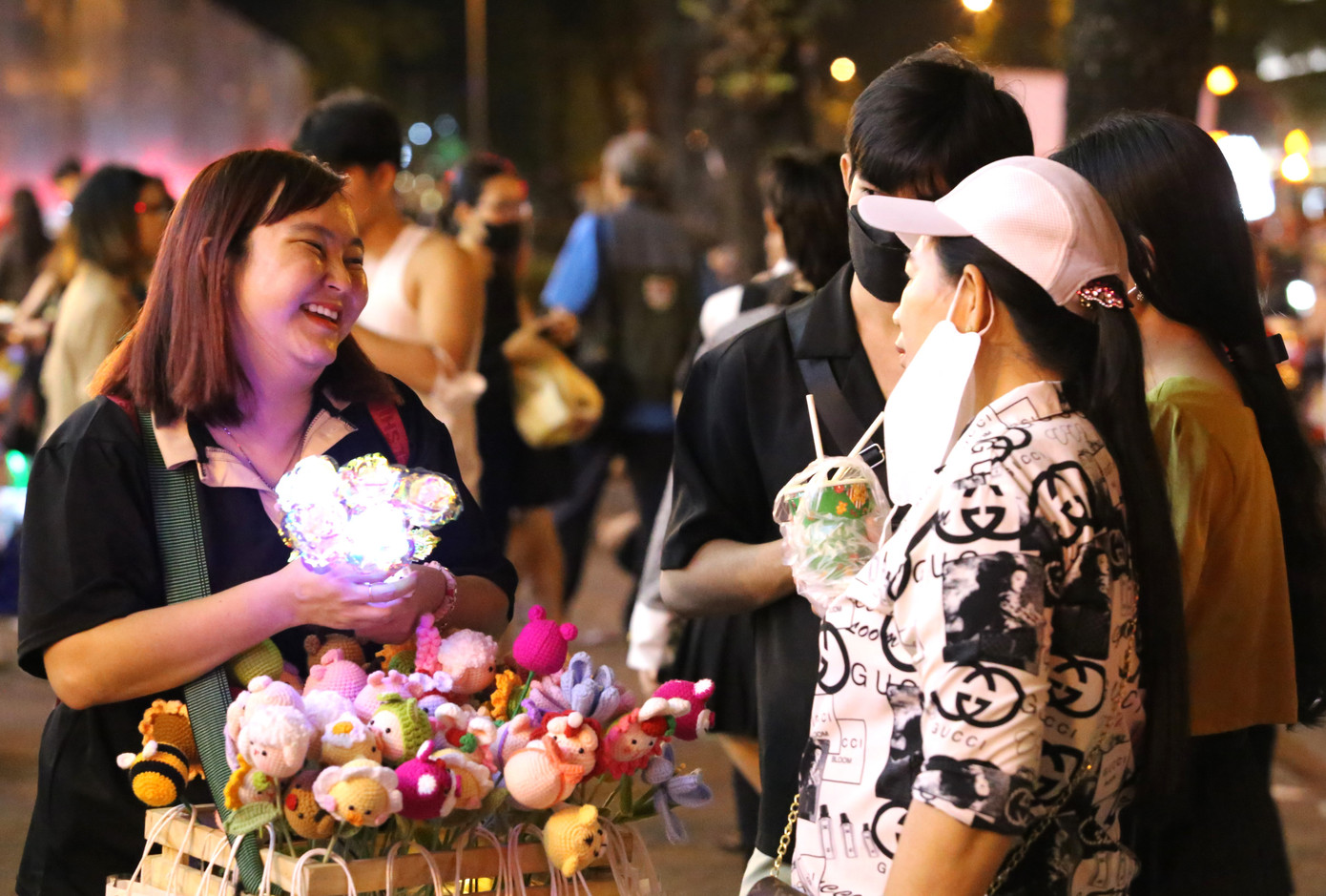 Chị Bình (nữ giáo viên mầm non tại quận 3) tranh thủ thời gian buổi tối đi bán thêm các đồ dùng handmade để trang trải cuộc sống. Ảnh: Ngô Tùng Chị Bình (nữ giáo viên mầm non tại quận 3) tranh thủ thời gian buổi tối đi bán thêm các đồ dùng handmade để trang trải cuộc sống. Ảnh: Ngô Tùng