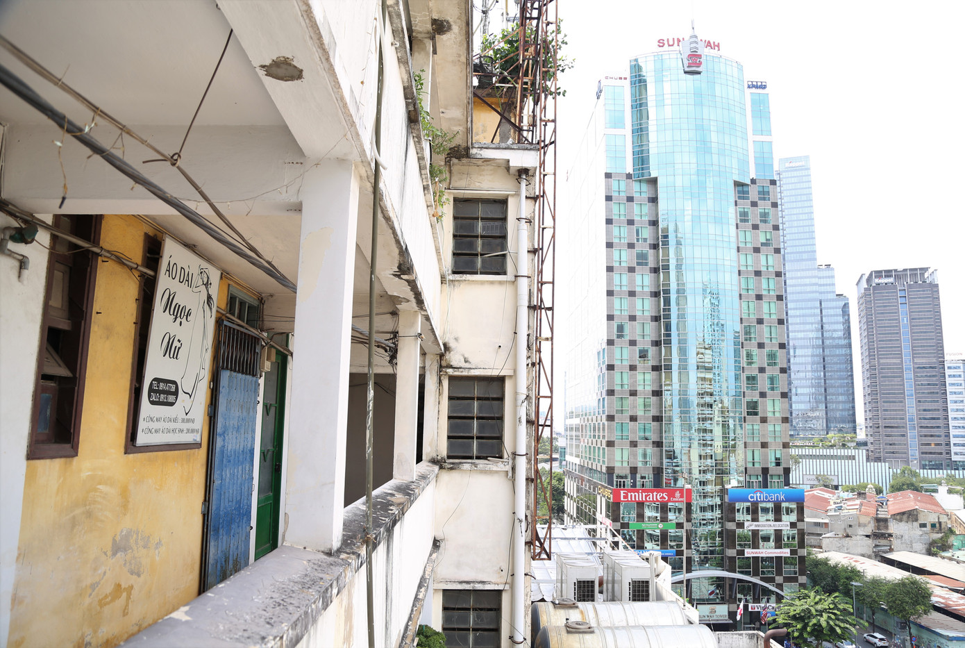 Đối lập với vẻ xưa cũ của chung cư 42 là nét hiện đại của những tòa nhà phía xa. Đối lập với vẻ xưa cũ của chung cư 42 là nét hiện đại của những tòa nhà phía xa.