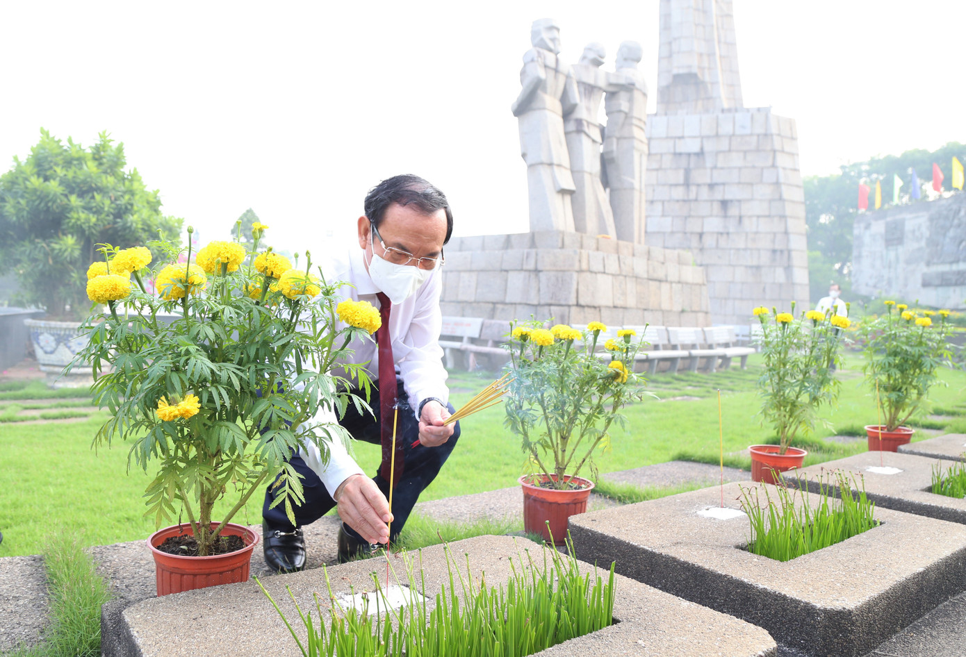 Bí thư Thành ủy TPHCM Nguyễn Văn Nên thắp hương các mộ phần liệt sĩ tại nghĩa trang Liệt sĩ TPHCM. Bí thư Thành ủy TPHCM Nguyễn Văn Nên thắp hương các mộ phần liệt sĩ tại nghĩa trang Liệt sĩ TPHCM.