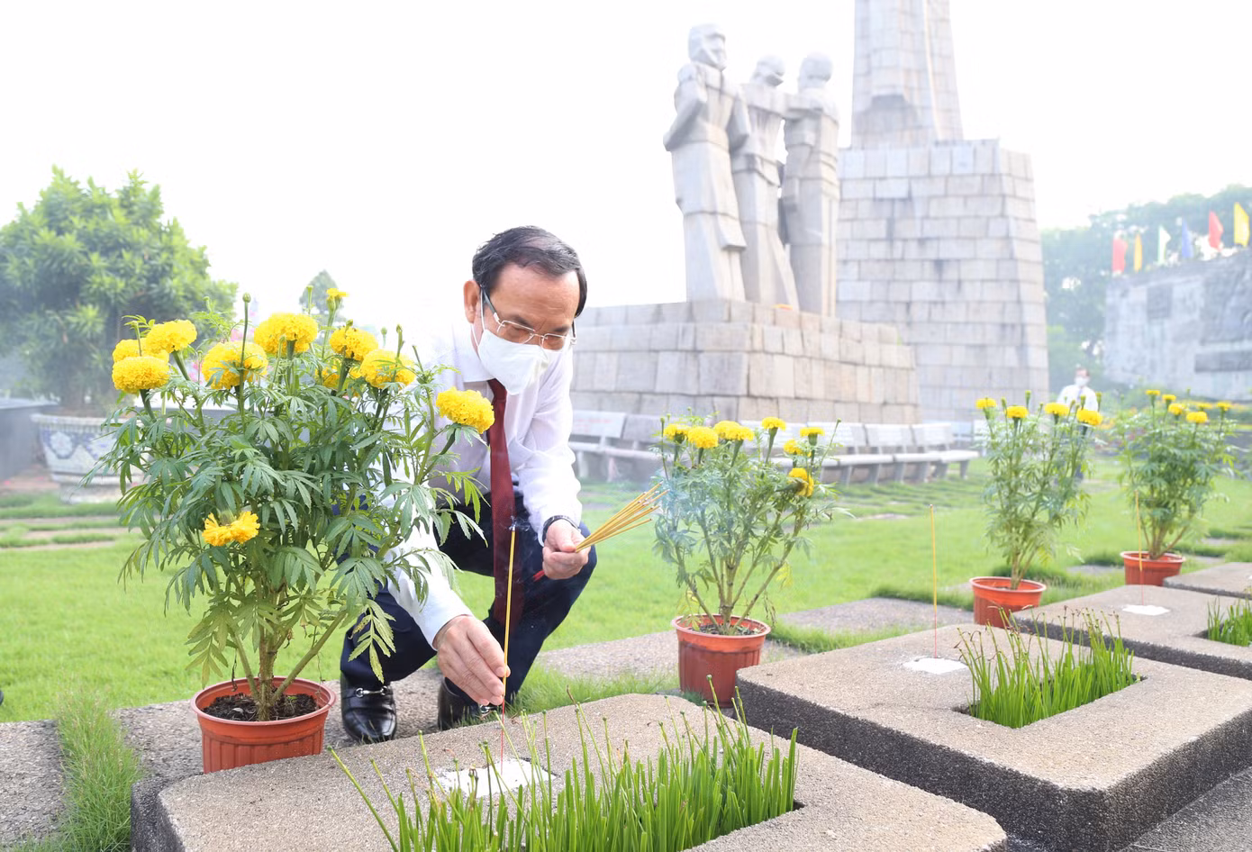 Bí thư Thành ủy TPHCM Nguyễn Văn Nên thắp hương các mộ phần liệt sĩ tại nghĩa trang Liệt sĩ TPHCM.