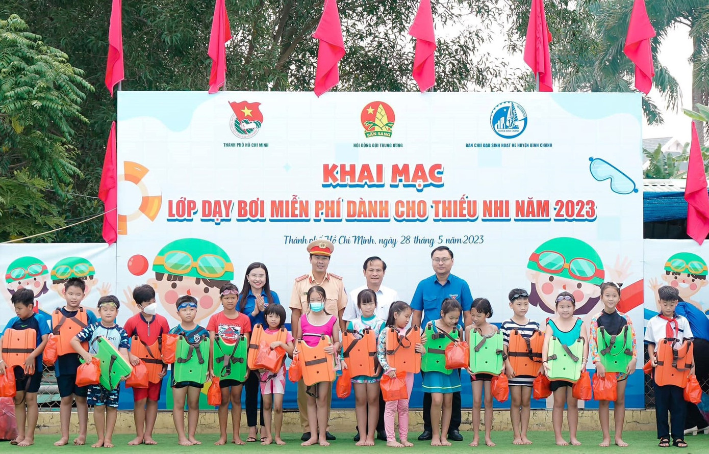 Chị Nguyễn Phạm Duy Trang cùng lãnh đạo các cơ quan, ban ngành TPHCM trao tặng phao bơi cho các em thiếu nhi tại chương trình.