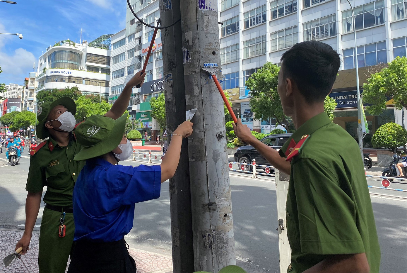 Cũng trong khí thế ngày ra quân các chương trình, chiến dịch tình nguyện hè sáng nay, lực lượng công an 22 quận, huyện, TP Thủ Đức và đoàn viên thanh niên trên địa bàn TPHCM đã đồng loạt ra quân bóc xoá các thông tin quảng cáo trái phép, trả lại mỹ quan sạch đẹp tại các tuyến phố, khu dân cư.