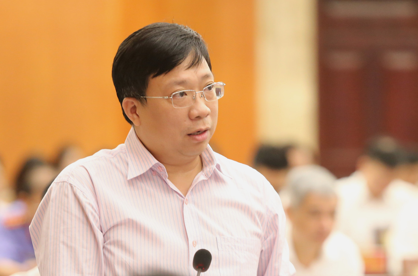 Giám đốc Sở QH-KT TPHCM Huỳnh Thanh Nhã trao đổi tại kỳ họp. Ảnh: Ngô Tùng