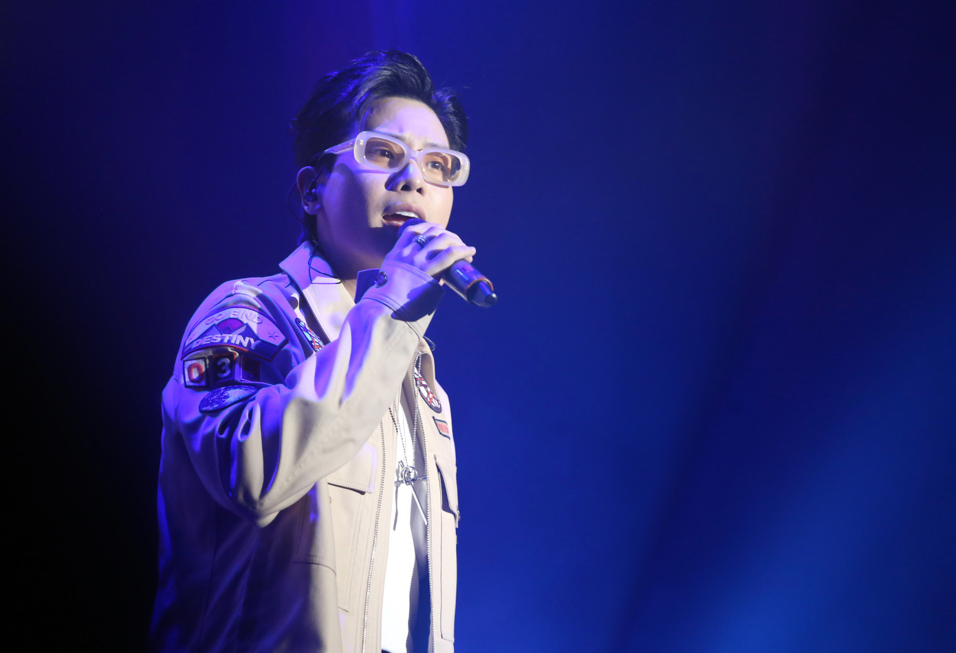 Quân AP mang đến không khí bùng nổ trong đêm nhạc hội với những ca khúc quen thuộc với đông đảo bạn trẻ.