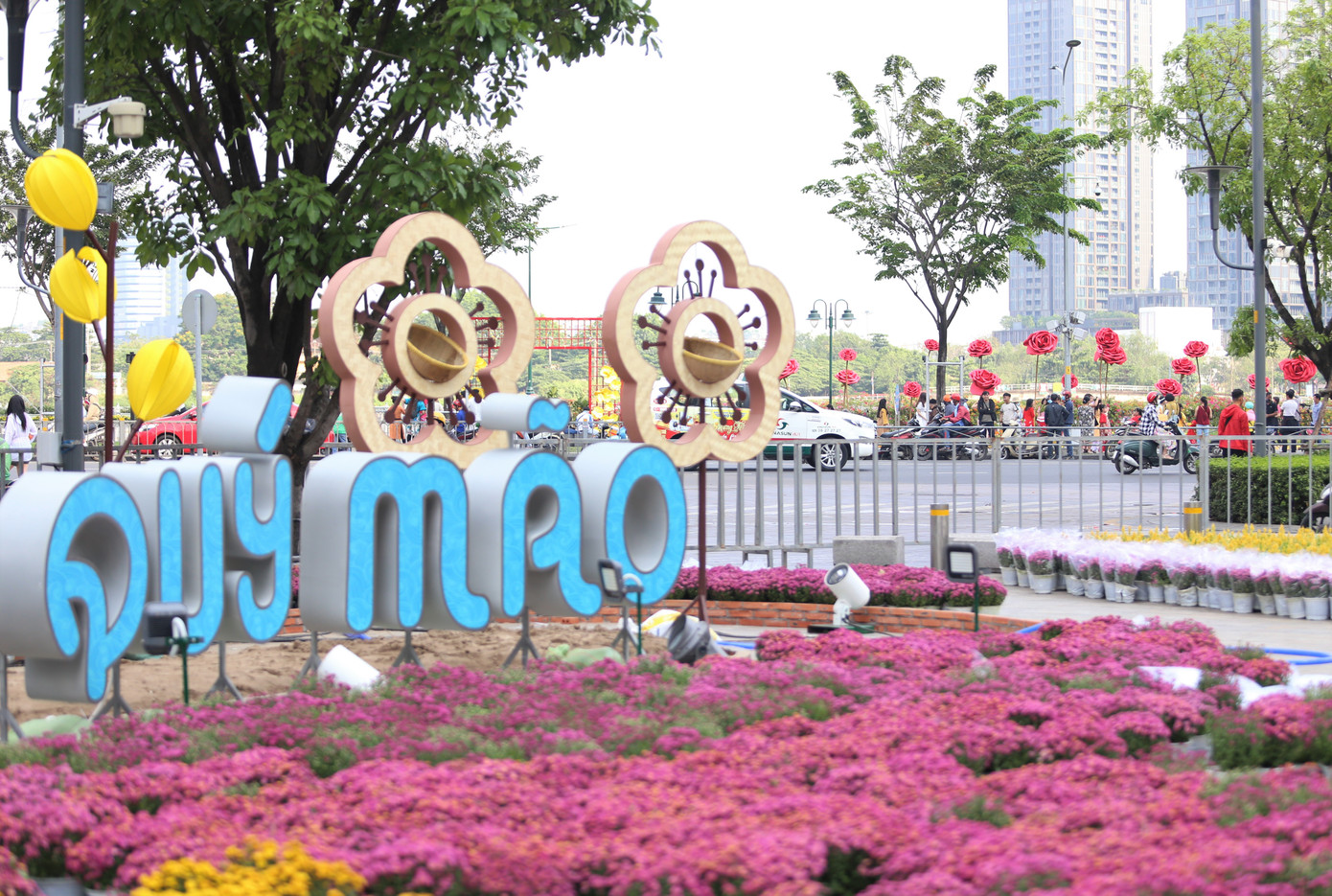 Đối diện cổng kết đường hoa, khu vực công viên bến Bạch Đằng cũng đã được điểm tô, bài trí thêm một số tiểu cảnh, vật dụng tạo điểm nhấn để người dân, du khách check-in khi đến du xuân.