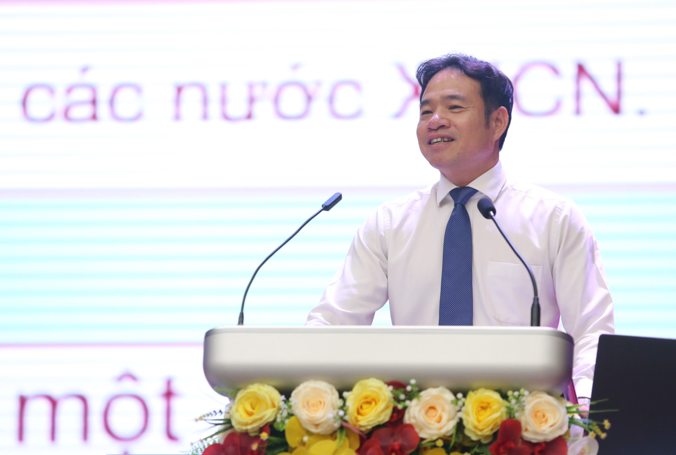 TS. Thân Ngọc Anh trao đổi tại tọa đàm.