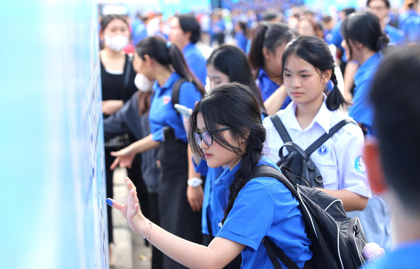 Xuyên suốt ngày hội, bạn trẻ có dịp kết nối sức trẻ cùng lan tỏa những hành động tử tế, sẻ chia với cộng đồng. Xuyên suốt ngày hội, bạn trẻ có dịp kết nối sức trẻ cùng lan tỏa những hành động tử tế, sẻ chia với cộng đồng.