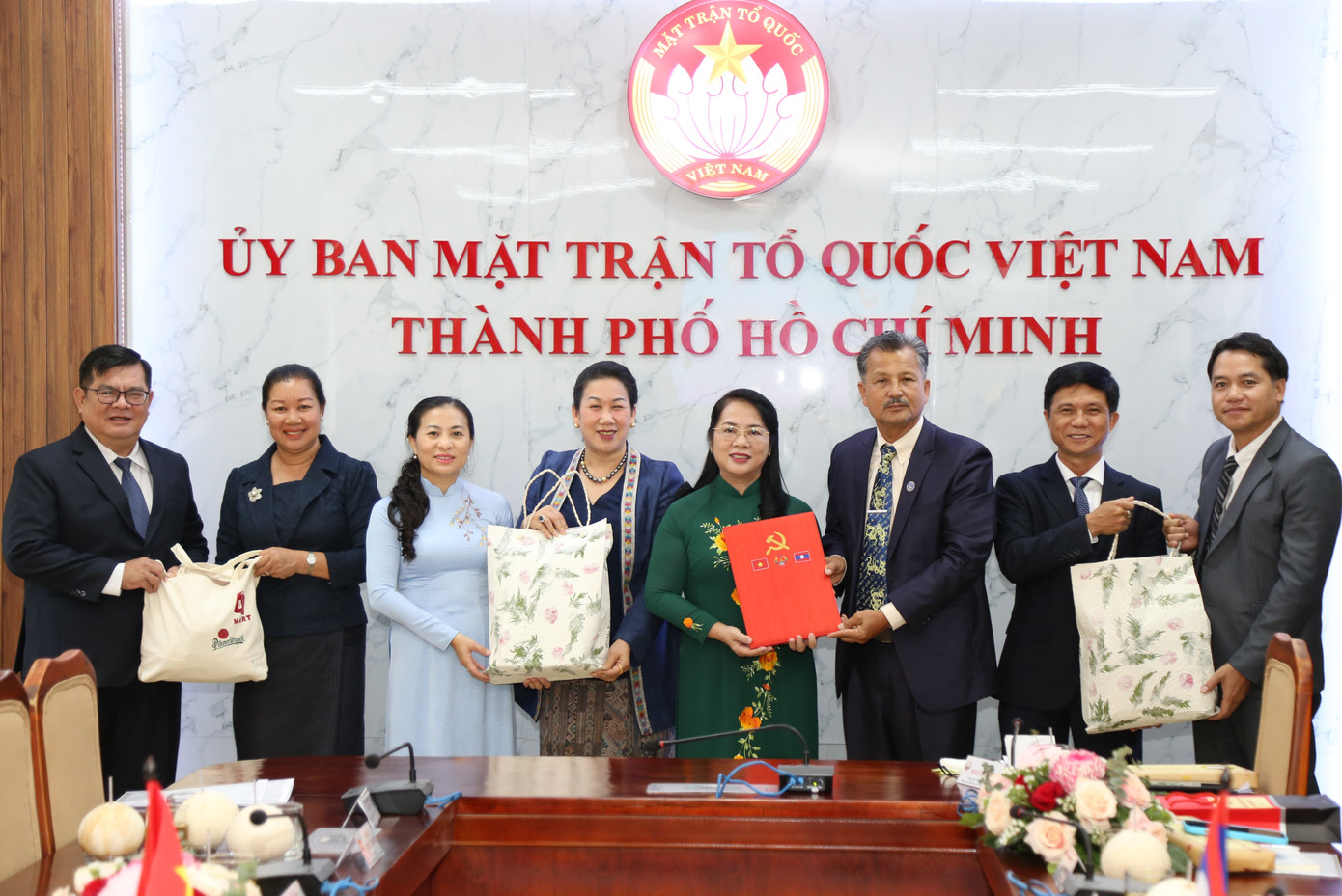 Lãnh đạo Mặt trận Lào xây dựng đất nước thủ đô Viêng Chăn tặng quà lưu niệm đến Ủy ban MTTQ Việt Nam TPHCM.