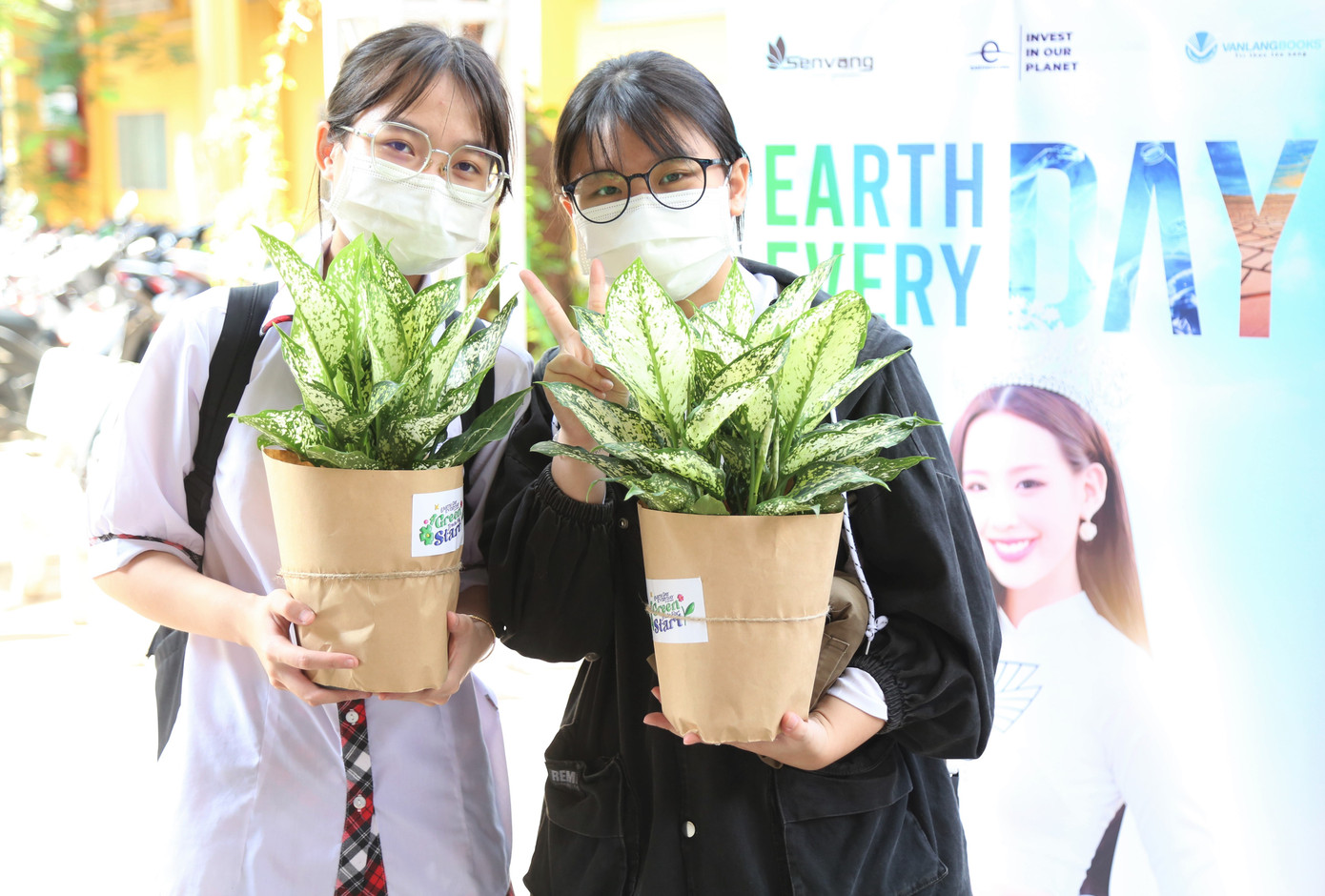 Đôi bạn hân hoan đón nhận món quà dễ thương từ Hoa hậu Liên lục địa. Đôi bạn hân hoan đón nhận món quà dễ thương từ Hoa hậu Liên lục địa.