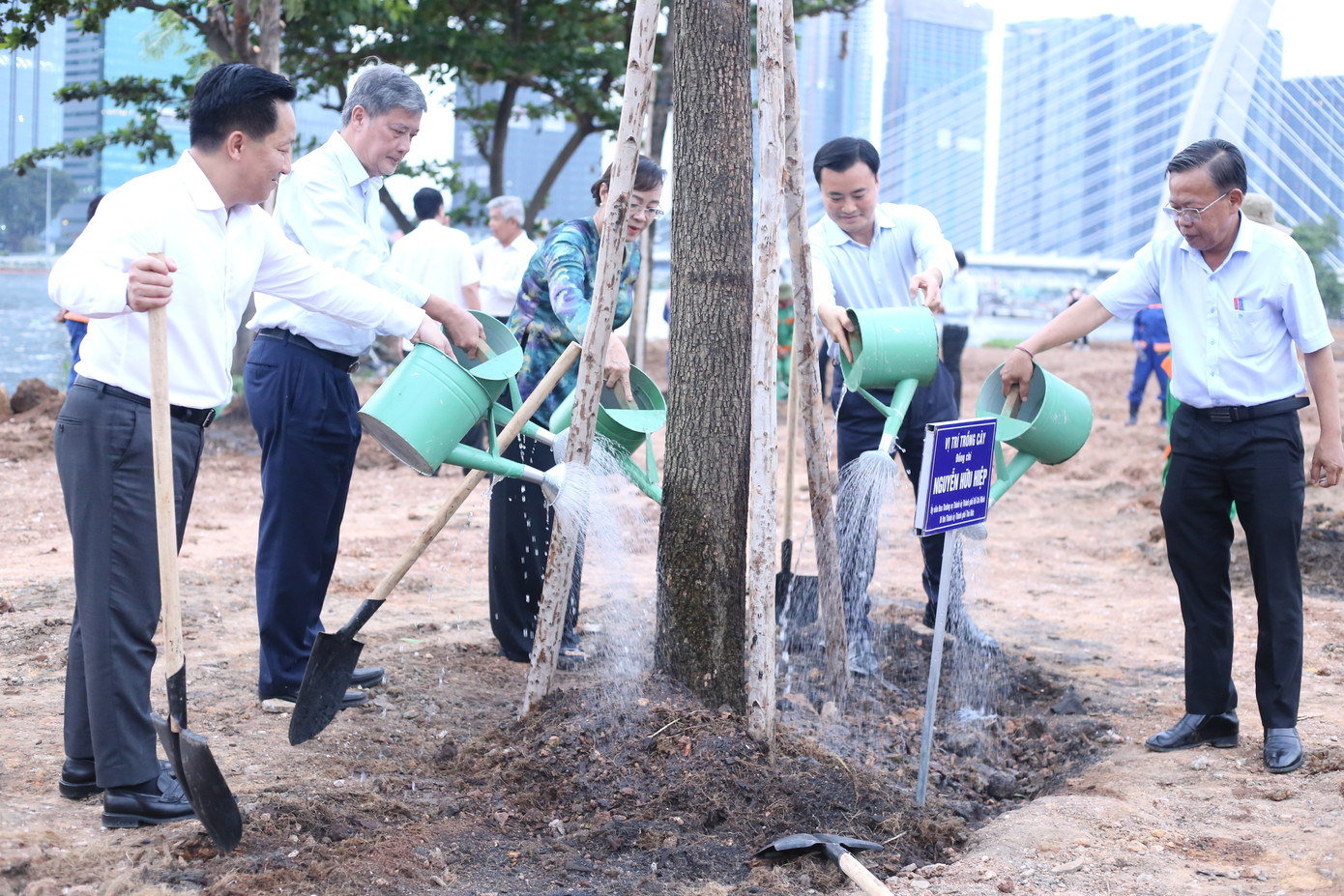 Lãnh đạo TPHCM và TP. Thủ Đức trồng cây xanh tại tuyến đường ven bờ sông Sài Gòn đoạn thuộc phường Thủ Thiêm.
