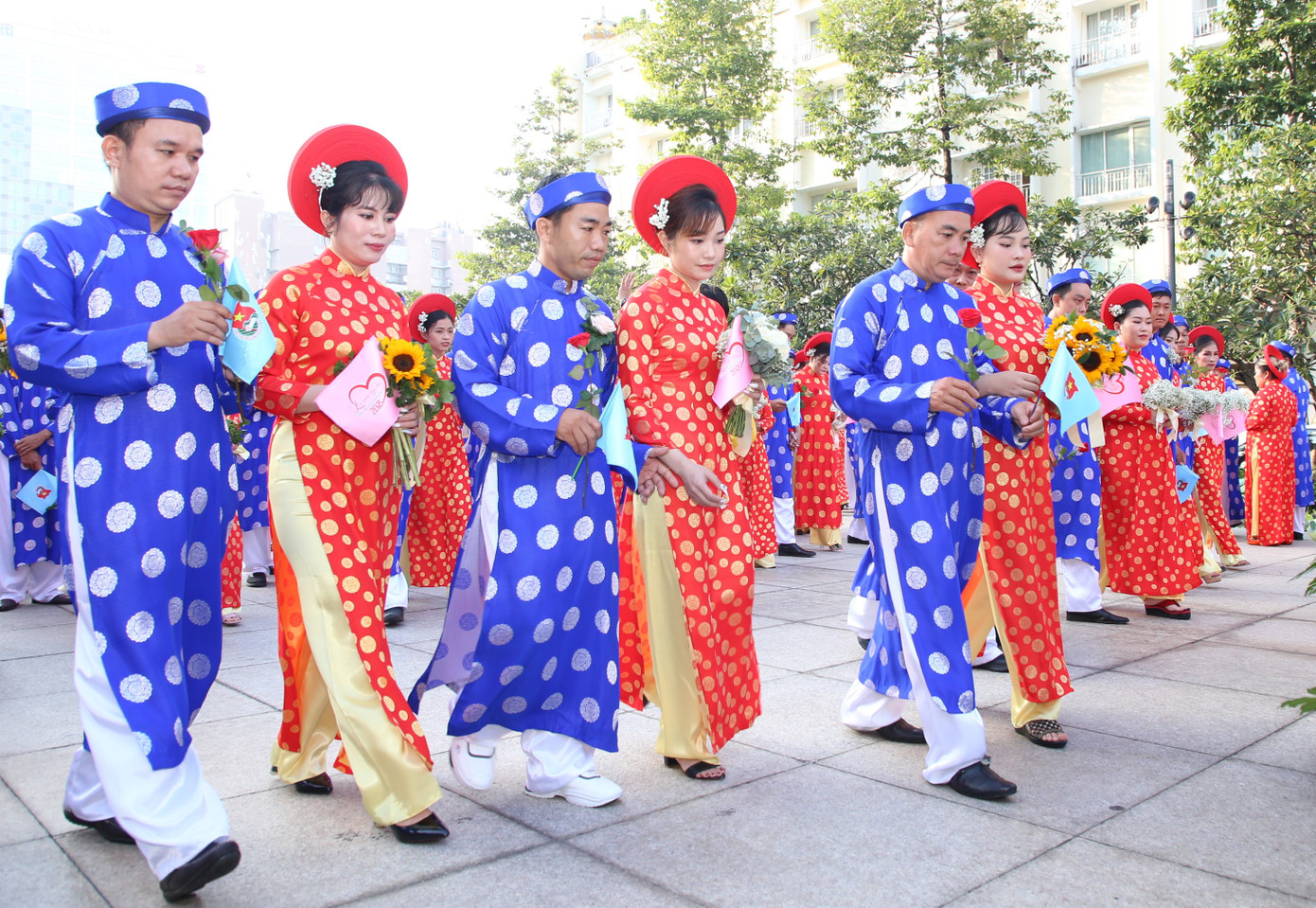 Trong buổi sáng, các đôi tân lang - tân nương đã tập trung trước tượng đài Chủ tịch Hồ Chí Minh và dâng lên Người đóa hoa tươi thắm trong ngày trọng đại của mình.