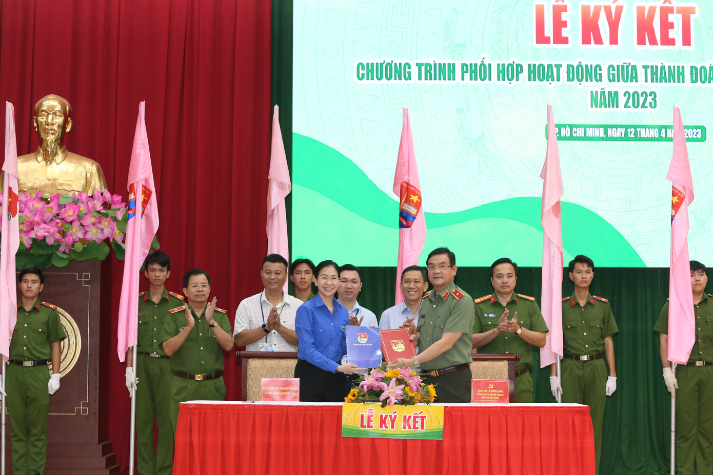 Lãnh đạo CATP và Thành Đoàn thực hiện ký kết chương trình phối hợp hoạt động năm 2023. Lãnh đạo CATP và Thành Đoàn thực hiện ký kết chương trình phối hợp hoạt động năm 2023.