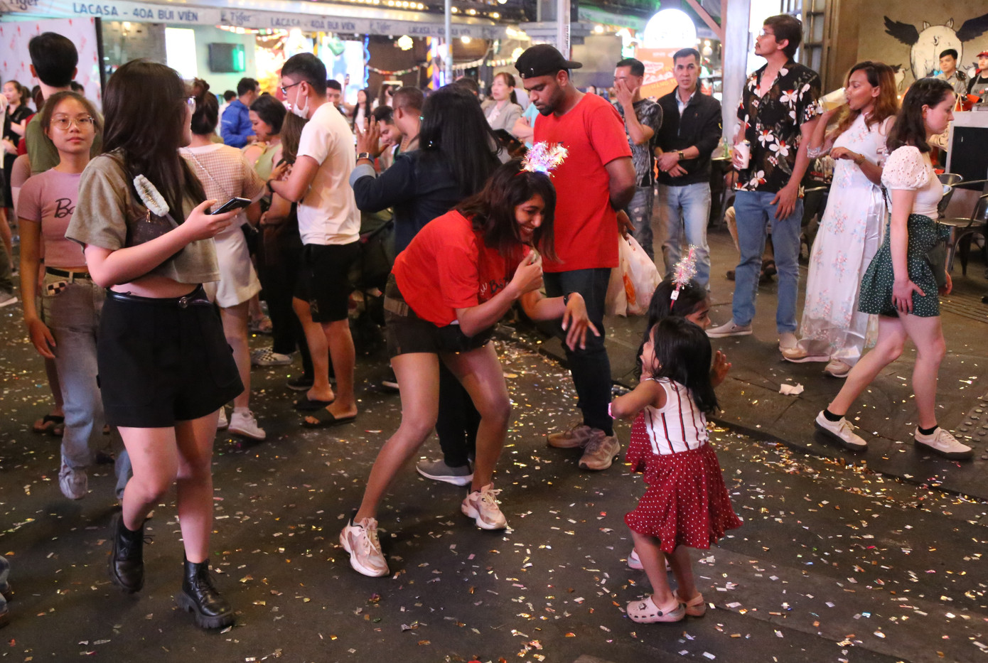 Phụ huynh cùng em bé ngoại quốc hào hứng nhảy múa chào năm mới.