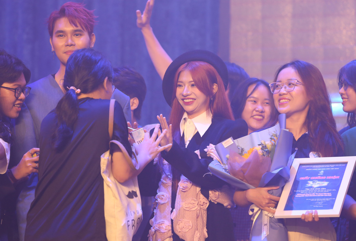 Các bạn trẻ có dịp gặp gỡ, trò chuyện với thần tượng của mình.