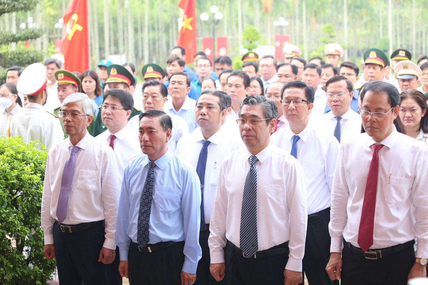 Lãnh đạo Thành ủy - HĐND - UBND - Ủy ban MTTQ Việt Nam TPHCM thành kính dâng hương tưởng nhớ Chủ tịch Hồ Chí Minh và đồng bào, chiến sĩ đã hy sinh trong cuộc khởi nghĩa Nam Kỳ năm 1940. Ảnh: Ngô Tùng.