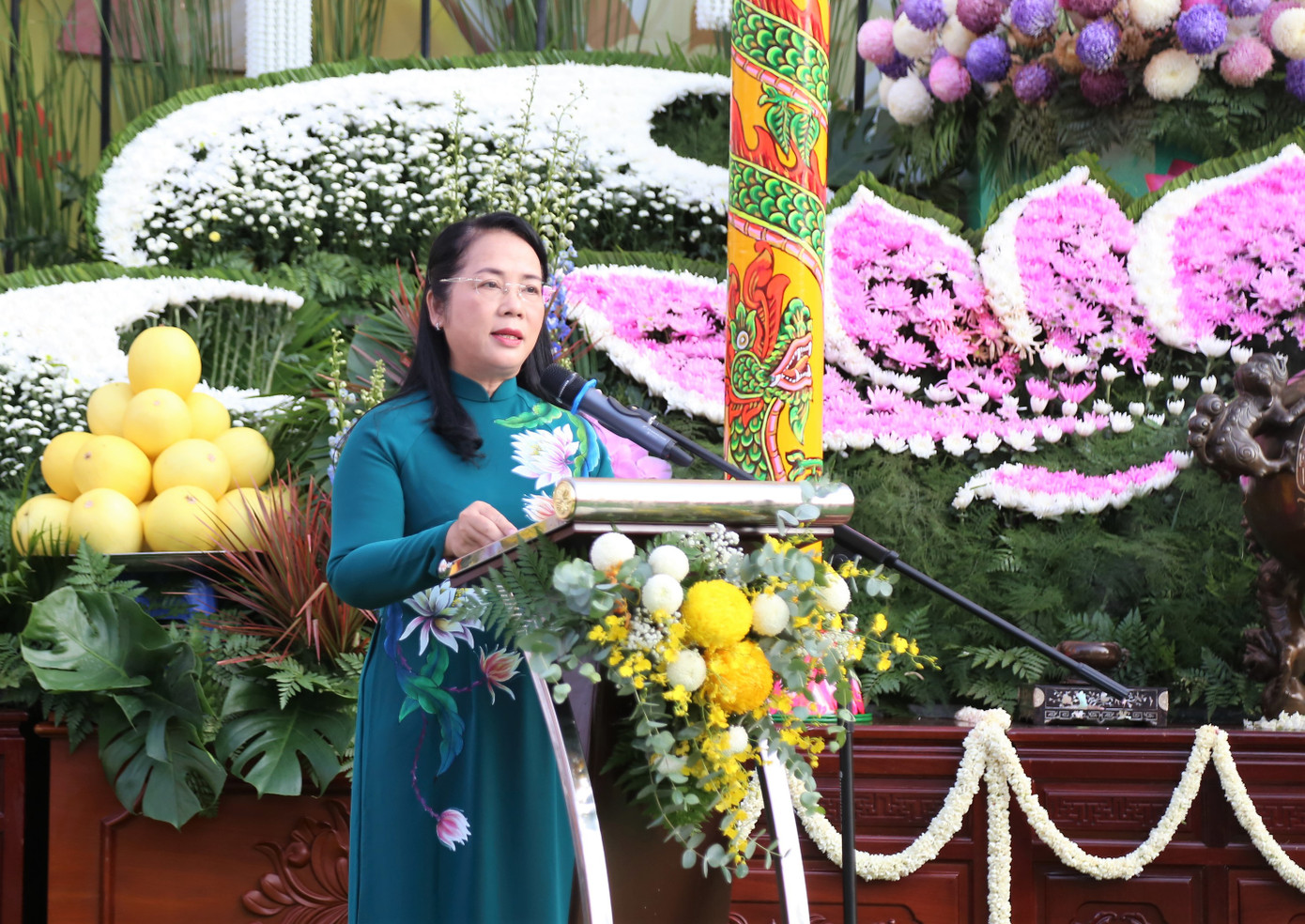 Chúc mừng đại lễ, Chủ tịch Ủy ban MTTQ Việt Nam TPHCM Trần Kim Yến nhấn mạnh: Đại lễ Phật Đản năm nay diễn ra trong không khí hân hoan, phấn khởi của Nhân dân cả nước kỷ niệm 133 năm Ngày sinh Chủ tịch Hồ Chí Minh (19/5/1890 - 19/5/2023), kỷ niệm 75 năm Ngày Bác Hồ ra lời kêu gọi thi đua ái quốc (11/6/1948 - 11/6/2023). Đại lễ Phật đản năm nay cũng là dịp kỷ niệm 60 năm ngày Bồ tát Thích Quảng Đức vị pháp thiêu thân trong công cuộc đấu tranh giành độc lập dân tộc, thống nhất đất nước bằng tinh thần "đại hùng, đại lực, đại từ bi" của đạo Phật, Bồ tát Thích Quảng Đức đã nêu cao gương hy sinh cao cả và tinh thần yêu nước trong sáng, nồng nàn vì đồng bào, đồng đạo, nhất là sự tồn vong của dân tộc.