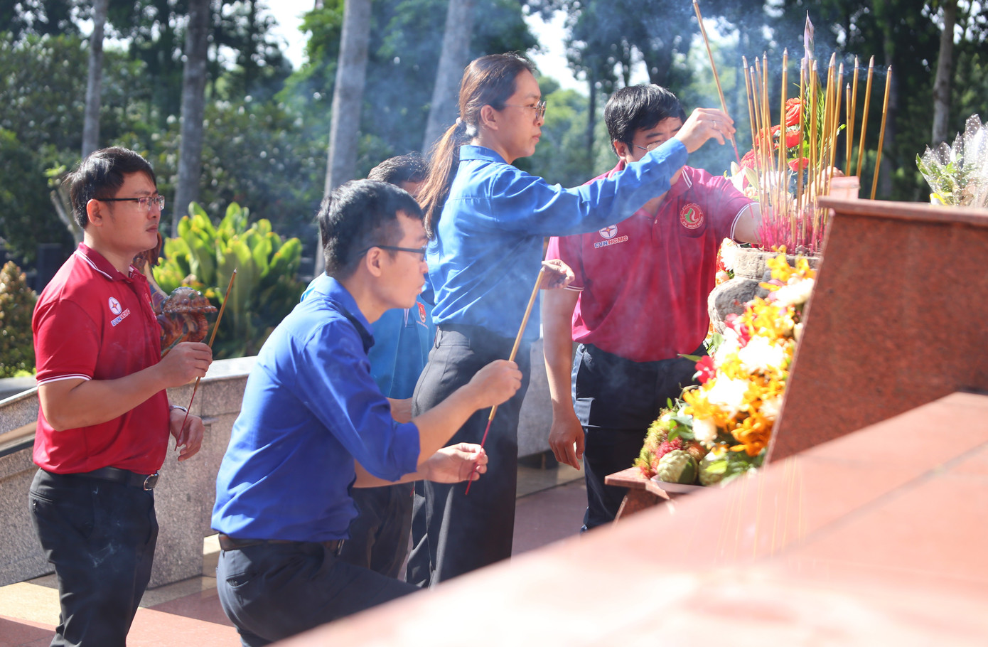 Đoàn thành kính dâng lên anh linh các Anh hùng liệt sĩ nén hương với lòng trân trọng, biết ơn những cống hiến xương máu của các bậc tiền nhân để mang lại sự trường tồn của dân tộc. Đoàn thành kính dâng lên anh linh các Anh hùng liệt sĩ nén hương với lòng trân trọng, biết ơn những cống hiến xương máu của các bậc tiền nhân để mang lại sự trường tồn của dân tộc.