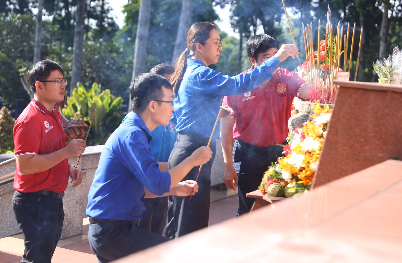 Đoàn thành kính dâng lên anh linh các Anh hùng liệt sĩ nén hương với lòng trân trọng, biết ơn những cống hiến xương máu của các bậc tiền nhân để mang lại sự trường tồn của dân tộc.