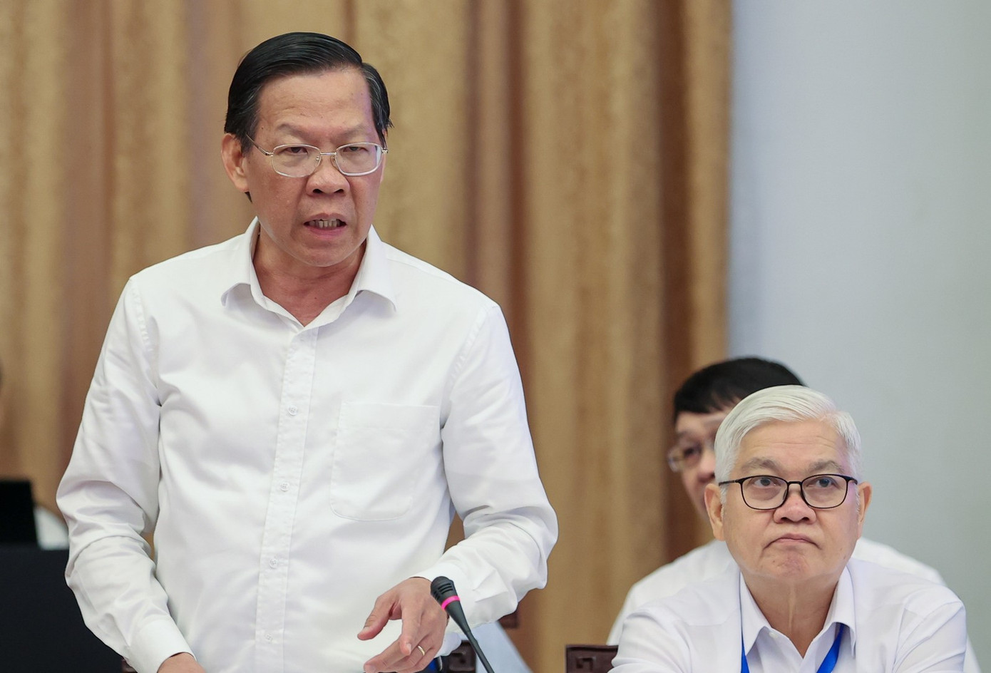 Chủ tịch UBND TPHCM Phan Văn Mãi trao đổi tại hội nghị. Ảnh: VGP