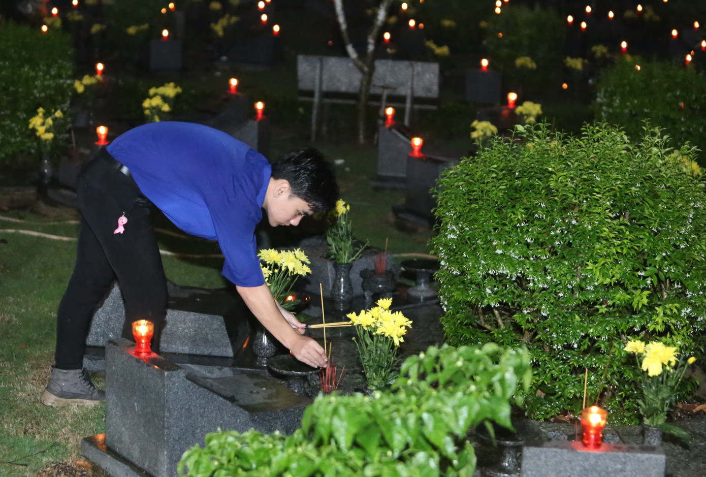 Thế hệ trẻ hôm nay mãi khắc ghi sự hy sinh cao cả của các bậc cha anh trong hai cuộc trường chinh vĩ đại của dân tộc.