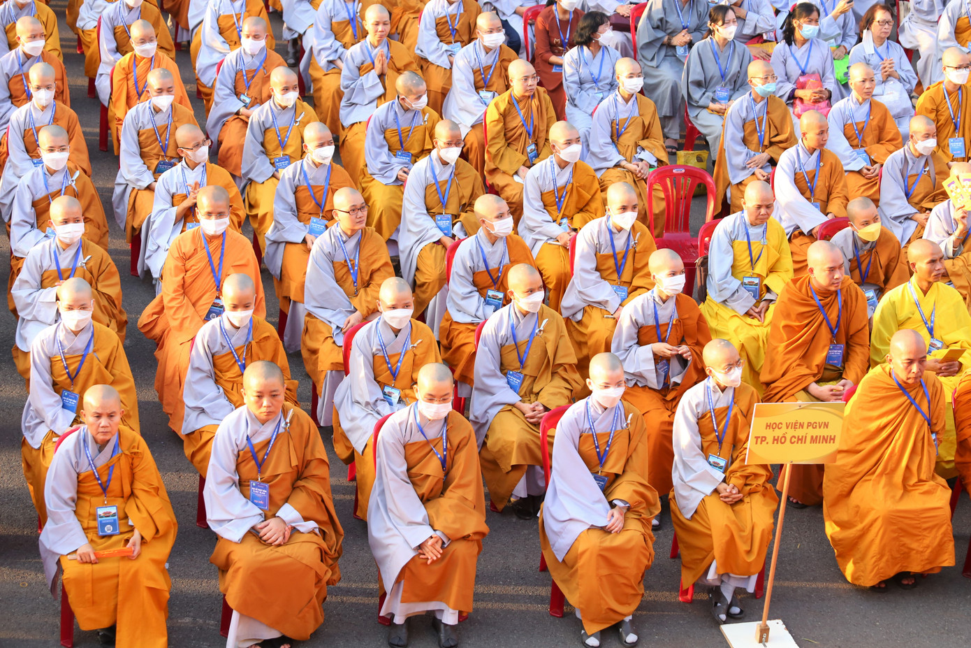 Trước 6 giờ sáng, đông đảo Chư tôn Đức giáo phẩm các quận, huyện, TP. Thủ Đức đã về đến khu vực lễ đài để cùng dự lễ.