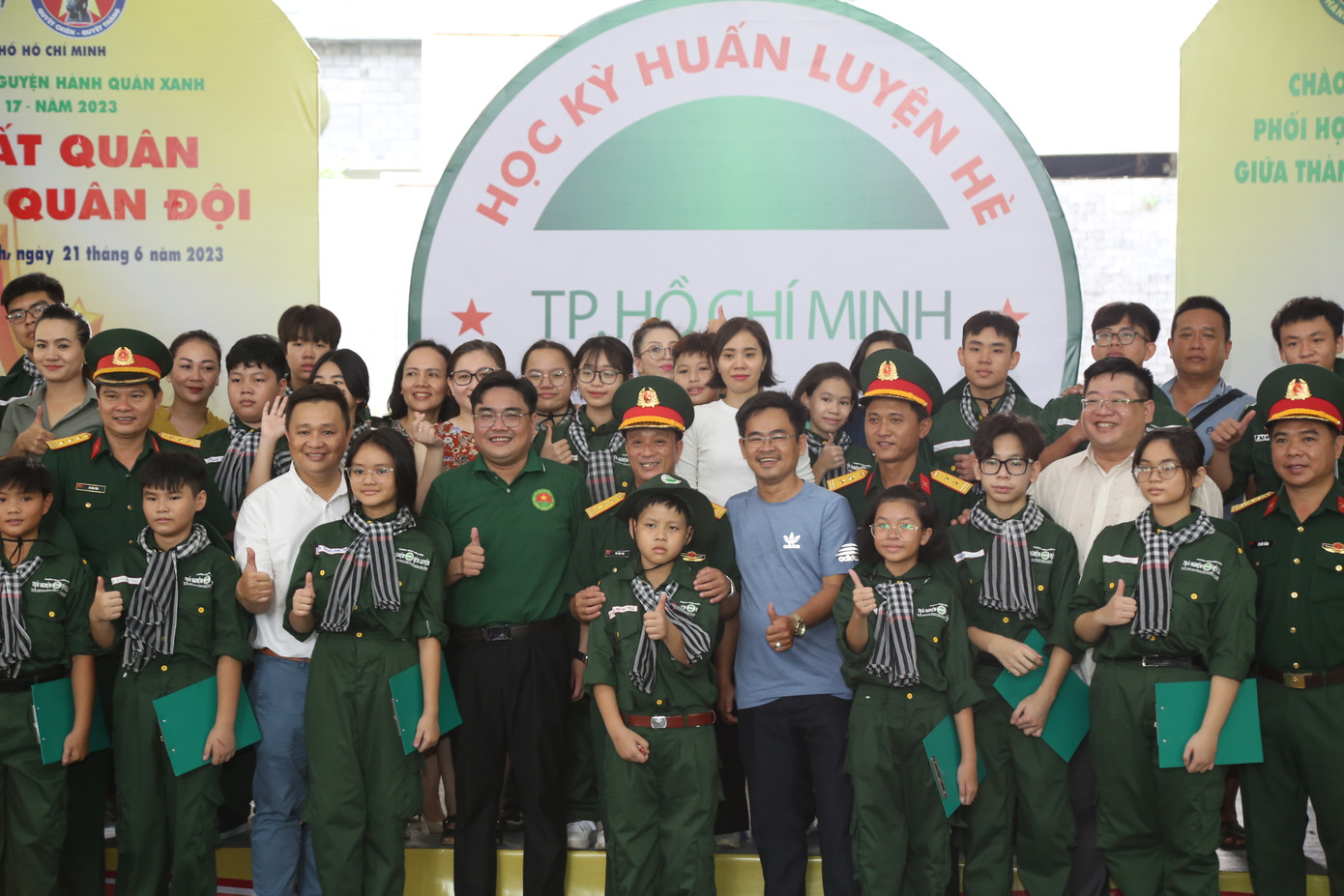 Các chiến sĩ nhí cùng ba mẹ, người thân chụp ảnh lưu niệm cùng Ban tổ chức trước giờ về đơn vị rèn luyện, học tập. Ảnh: Ngô Tùng