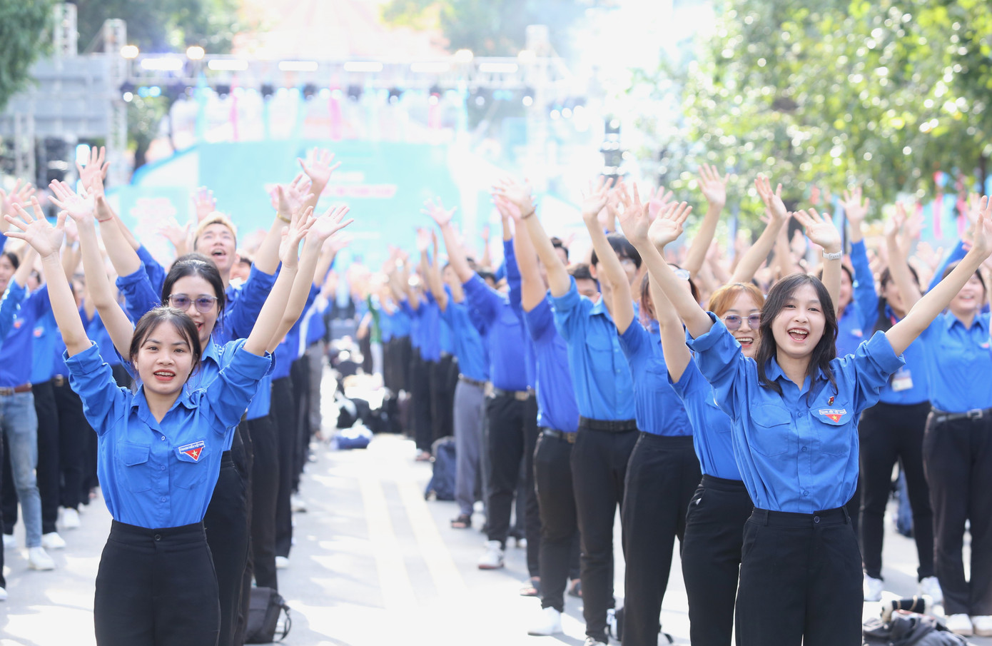 Trong buổi sáng của ngày hội, đông đảo bạn trẻ, thành viên các câu lạc bộ, đội nhóm tình nguyện sôi nổi tham gia nhiều hoạt động. Trong buổi sáng của ngày hội, đông đảo bạn trẻ, thành viên các câu lạc bộ, đội nhóm tình nguyện sôi nổi tham gia nhiều hoạt động.