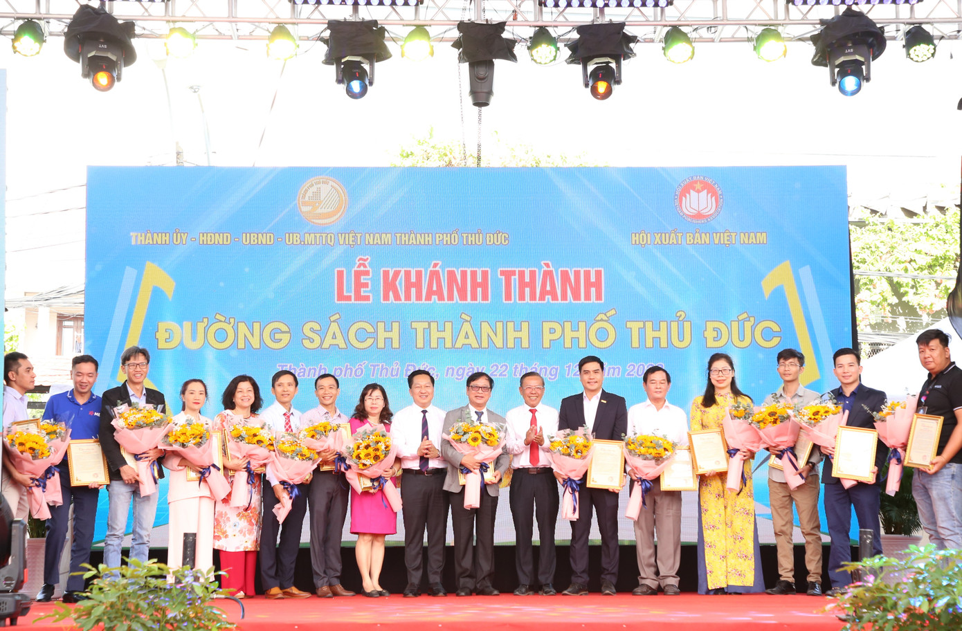 Lãnh đạo TP. Thủ Đức tặng thư cảm ơn các đơn vị đóng góp vào công trình đường sách.