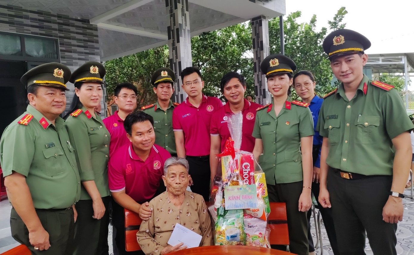 Đoàn đến thăm, chúc sức khoẻ Mẹ Việt Nam anh hùng Nguyễn Thị Bún, 94 tuổi. Mẹ có hai người con hy sinh trong kháng chiến chống Mỹ. Đoàn đến thăm, chúc sức khoẻ Mẹ Việt Nam anh hùng Nguyễn Thị Bún, 94 tuổi. Mẹ có hai người con hy sinh trong kháng chiến chống Mỹ.