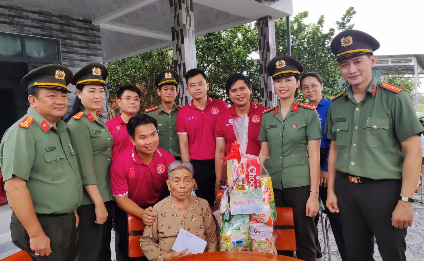 Đoàn đến thăm, chúc sức khoẻ Mẹ Việt Nam anh hùng Nguyễn Thị Bún, 94 tuổi. Mẹ có hai người con hy sinh trong kháng chiến chống Mỹ.