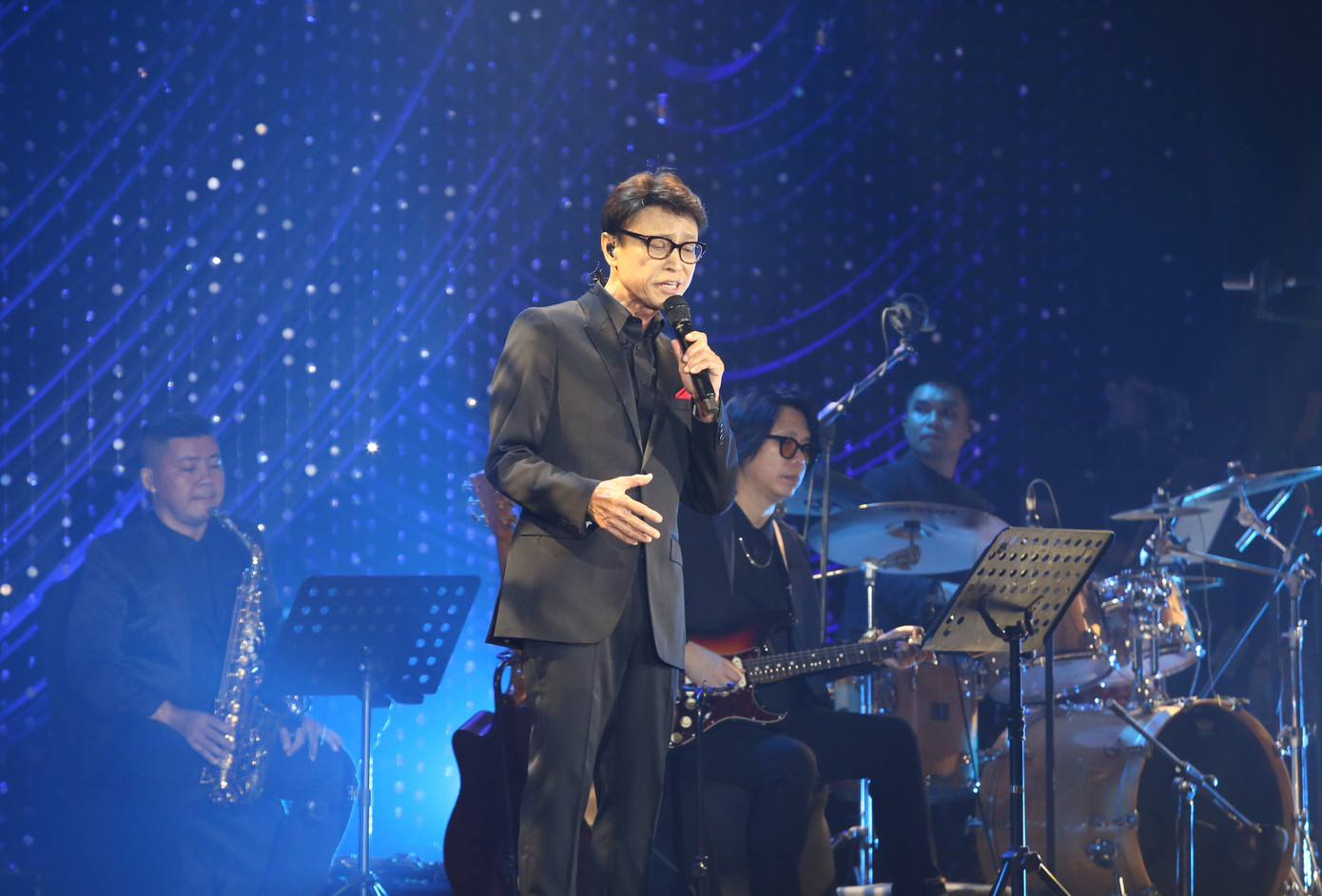 Đêm nhạc The Legend concert - Trịnh Công Sơn tưởng nhớ 22 năm ngày mất cố nhạc sĩ diễn ra tối 9/4 tại TP Thủ Đức (TPHCM) quy tụ những giọng ca hàng đầu. Mở màn đêm nhạc, danh ca Tuấn Ngọc với chất giọng khàn đặc trưng đã mang đến nhạc phẩm Ru đời đi nhé đầy cảm xúc.