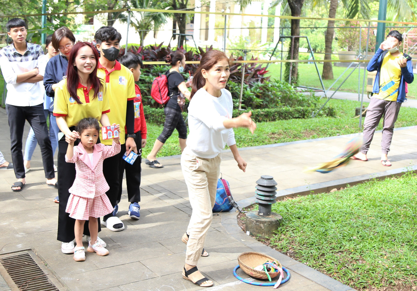 Sau khi gói bánh chưng, chị Đào Thị Hai (quê Nghệ An) cùng con gái trải nghiệm, vui chơi tại không gian trò chơi dân gian. Chị Hai cho biết đã làm việc ở TPHCM 6 năm qua. Tuy nhiên, do điều kiện kinh tế eo hẹp cũng như kẹt con nhỏ nên gia đình chị nhiều năm mới về quê đón Tết một lần. Hai năm vừa rồi, chị không về được, Tết này, nhờ được hỗ trợ, gia đình nhỏ của chị đã có thể về quê đón Tết đoàn viên với bố mẹ.