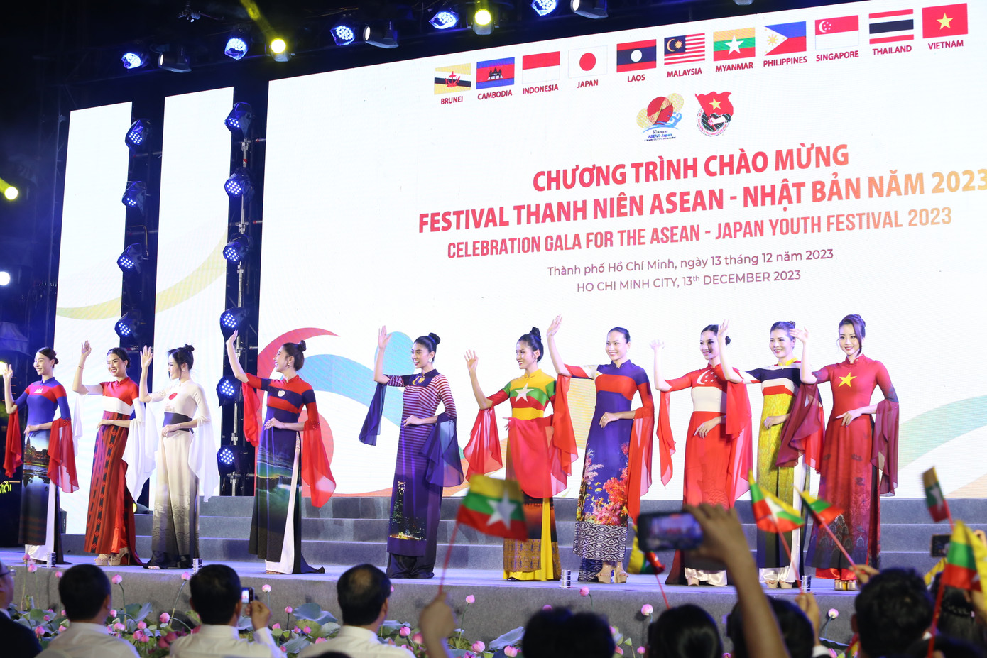 Màn trình diễn áo dài mang hình quốc kỳ các nước ASEAN và Nhật Bản tại chương trình nghệ thuật.