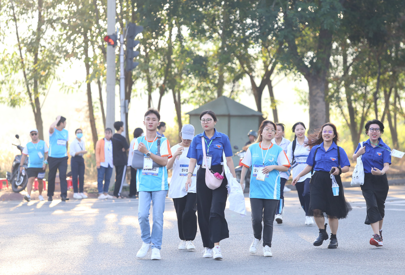 Trên hành trình về đích, các đại biểu thanh niên có dịp làm quen, trao đổi để hiểu nhau hơn.