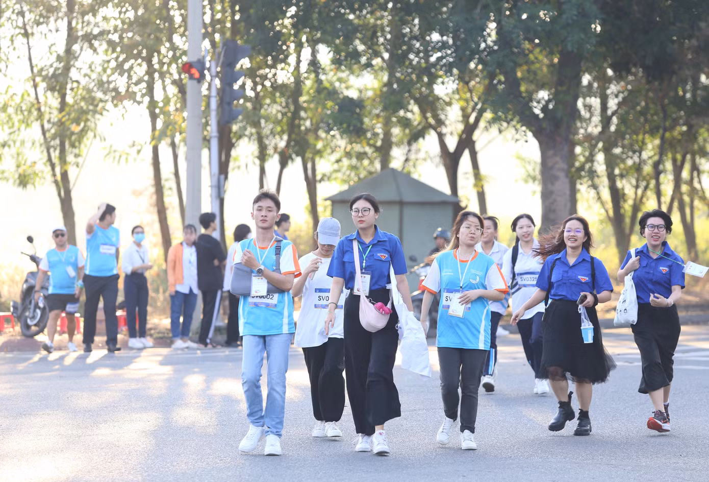 Trên hành trình về đích, các đại biểu thanh niên có dịp làm quen, trao đổi để hiểu nhau hơn.