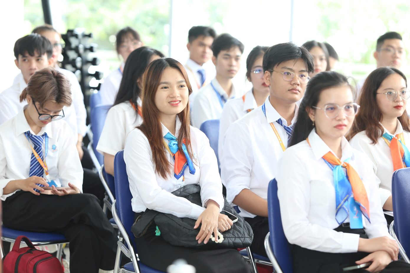 Bạn trẻ tham gia các diễn đàn thảo luận.