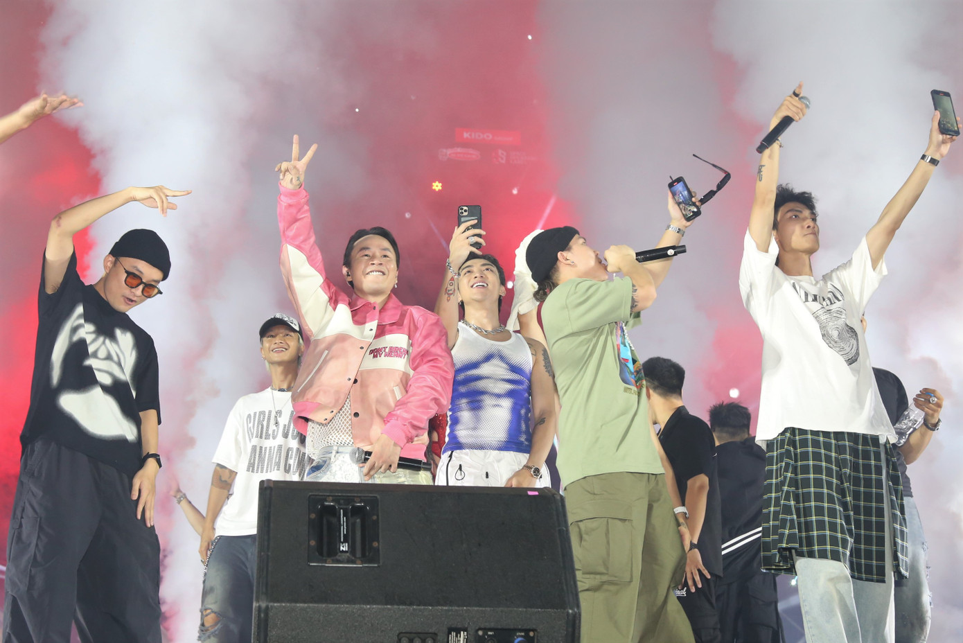 Các ca sĩ cùng &quot;khuấy đảo&quot; bầu không khí âm nhạc sôi động giữa ký túc xá sinh viên.