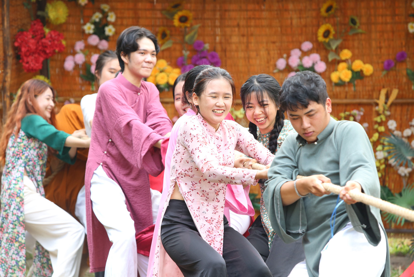 Khởi động ngày hội, các bạn sinh viên Trường Đại học Văn hóa TPHCM chia thành 2 đội Sơn Tinh và Thủy Tinh cùng tham gia thử thách kéo co. Khởi động ngày hội, các bạn sinh viên Trường Đại học Văn hóa TPHCM chia thành 2 đội Sơn Tinh và Thủy Tinh cùng tham gia thử thách kéo co.