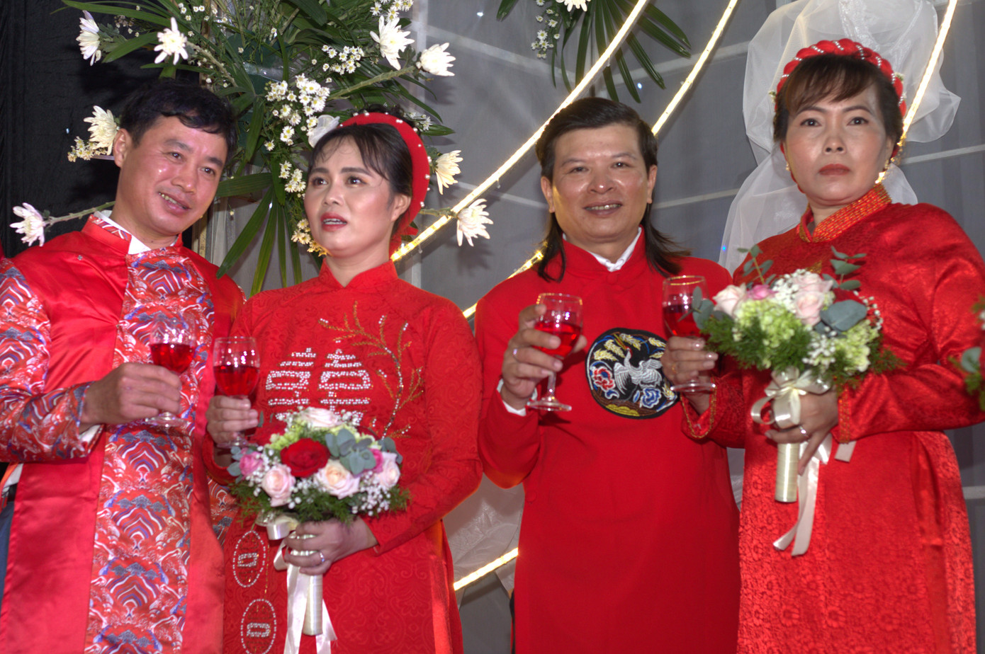 Cùng cắt bánh kem, nâng rượu mừng ngày đặc biệt. Cùng cắt bánh kem, nâng rượu mừng ngày đặc biệt.