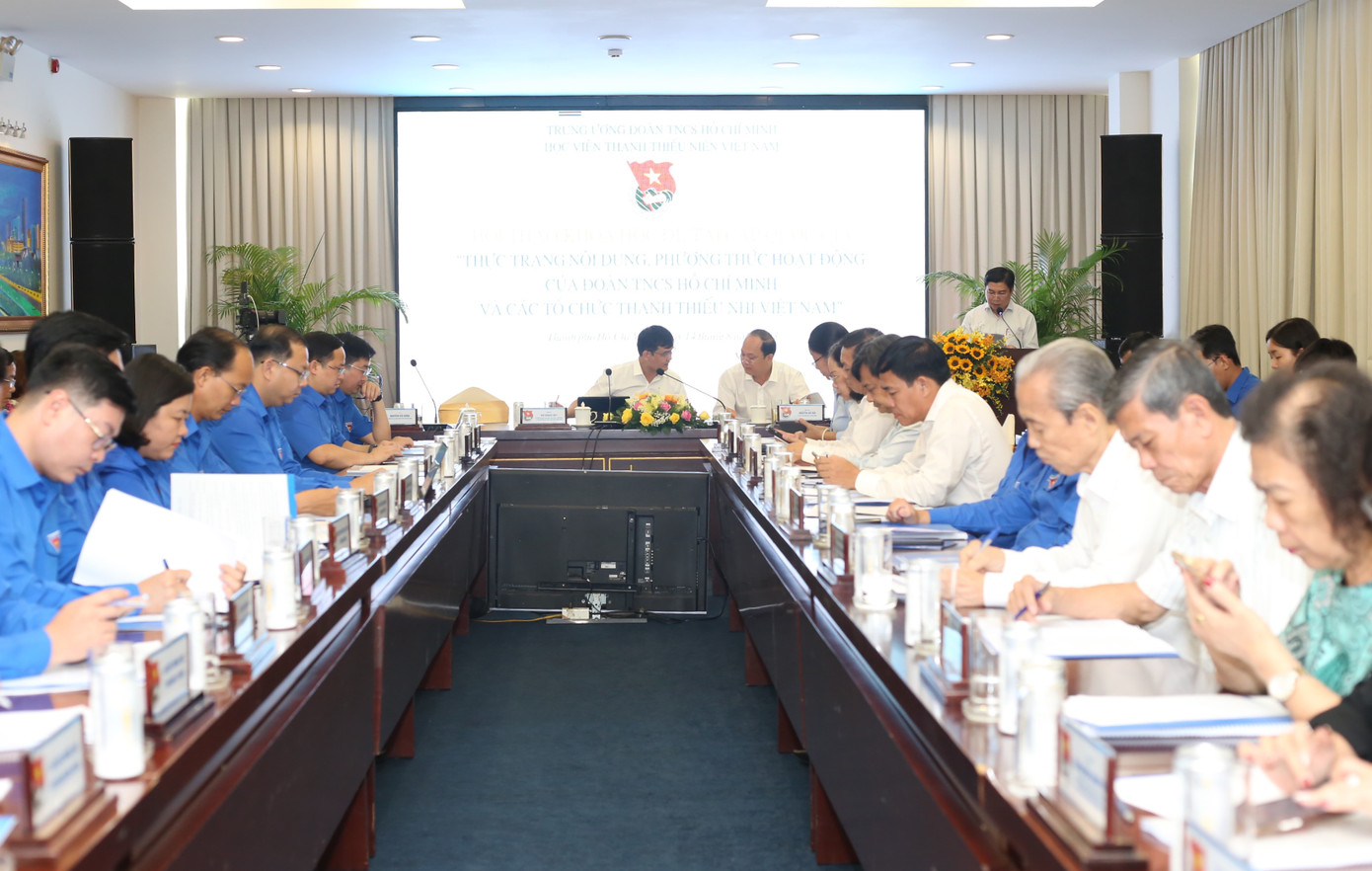 Bí thư thứ nhất T.Ư Đoàn Bùi Quang Huy, Phó Bí thư Thành uỷ TPHCM Nguyễn Hồ Hải và Giám đốc Học viện Thanh thiếu niên Việt Nam Nguyễn Hải Đăng chủ trì hội thảo. Ảnh: Ngô Tùng Bí thư thứ nhất T.Ư Đoàn Bùi Quang Huy, Phó Bí thư Thành uỷ TPHCM Nguyễn Hồ Hải và Giám đốc Học viện Thanh thiếu niên Việt Nam Nguyễn Hải Đăng chủ trì hội thảo. Ảnh: Ngô Tùng